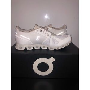 On running cloud sneakers